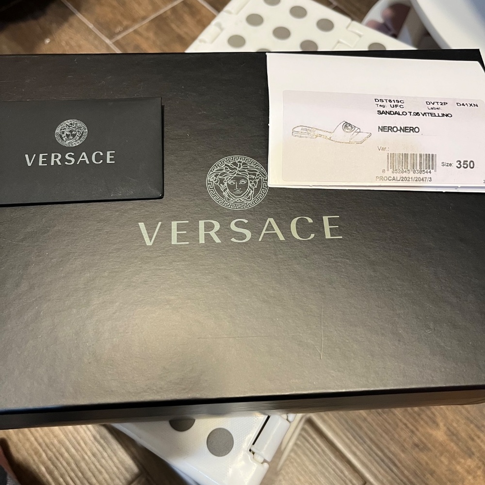 Versace - Picture 3 of 3